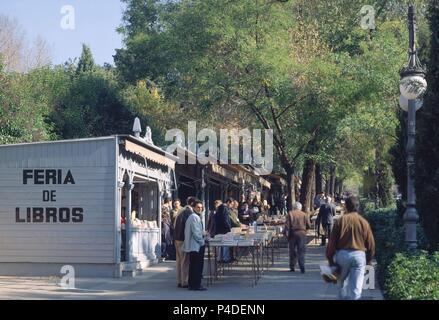 PUESTOS DE LIBROS EN LA CUESTA DE MOYANO INAUGURADA EN 1925. Lage: CUESTA DE MOYANO, SPANIEN. Stockfoto