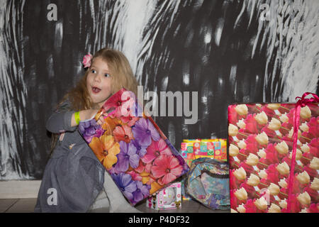 Belarus, die Stadt Gomel, am 28. Februar 2018. Entertainment Center in Gomel hypermarket. Das Kind öffnet das Geschenk. Kinder Freude aus dem Receiv Stockfoto