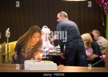 Belarus, die Stadt Gomel, am 28. Februar 2018. Entertainment Center in Gomel hypermarket. Fünf Jahre alten Mädchen Geburtstag. Geburtstag des Kindes Stockfoto