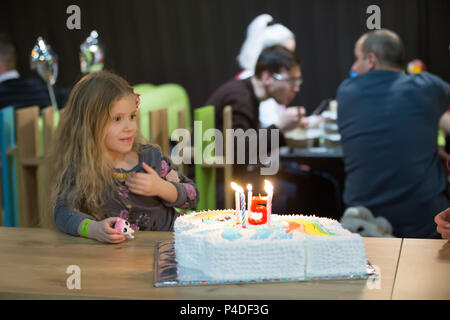 Belarus, die Stadt Gomel, am 28. Februar 2018. Entertainment Center in Gomel hypermarket. Fünf Jahre alten Mädchen Geburtstag. Geburtstag des Kindes Stockfoto