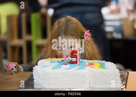 Belarus, die Stadt Gomel, am 28. Februar 2018. Entertainment Center in Gomel hypermarket. Fünf Jahre alten Mädchen Geburtstag. Geburtstag des Kindes Stockfoto