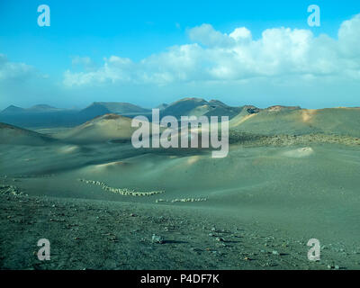 Die vulkanische Landschaft von Lanzarote eine Lunar fühlen und je nach Tageszeit manchmal öde. Das Bild wurde Thriugh ein hitzeflimmern ein Stockfoto