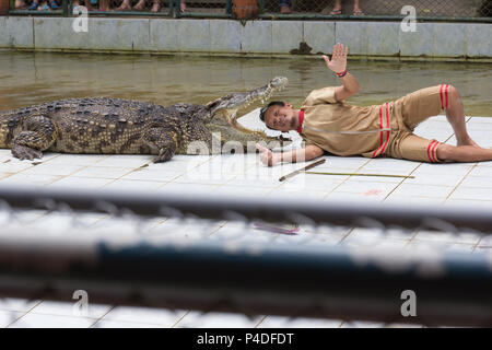 Provinz Surat Thani, Thailand, 12. Februar: Das Krokodil Show am Namuang Safari Park Koh Samui am 12. Februar 2018 in der Provinz SURAT THANI THAILAND Stockfoto