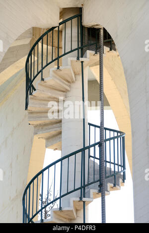 Metall Wendeltreppe hinauf in eine konkrete Wasserturm Saint Julien Bezirk Marseille Frankreich Stockfoto