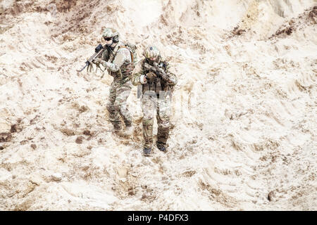 Infanteristen bereit für den Kampf in der Wüste Stockfoto