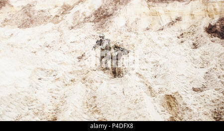 Infanteristen bereit für den Kampf in der Wüste Stockfoto