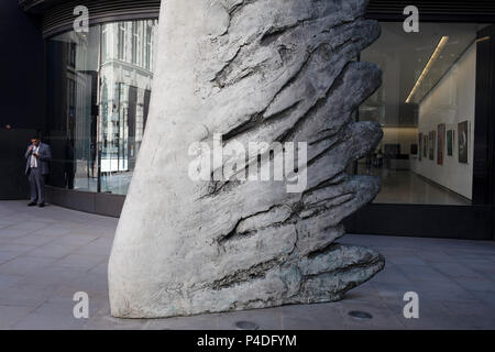 Reflektierte Licht neben der Stadt Flügel Skulptur in der City von London, England, Vereinigtes Königreich. Bronze Skulptur von Präsidenten der Königlichen Akademie der Künste, Christopher Le Brun. Stockfoto