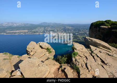 Klippen und Steilküste des Cap Canaille mit Blick über Cassis & Mediterrane Küste von der Route des Crêtes Provence Frankreich Stockfoto