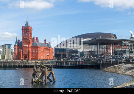 Cardiff Bay mit der pierhead Building und das Wales Millennium Centre, South Wales Stockfoto