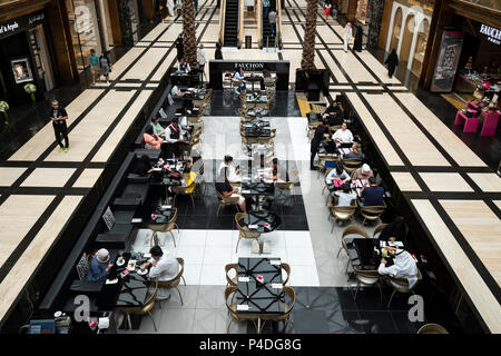 Modische Fauchon Cafe in der Prestige Mall innerhalb der Avenues Shopping Mall in Kuwait City, Kuwait. Stockfoto