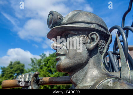 Statue des walisischen Kohle Miner errichtet in Cardiff Bay, South Wales, aus der Nähe betrachtet Stockfoto