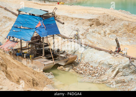 Bagger Schiff auf dem Wasser. Sand Steinbruch in Malaysia. Stockfoto