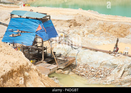 Bagger Schiff auf dem Wasser. Sand Steinbruch in Südostasien. Stockfoto