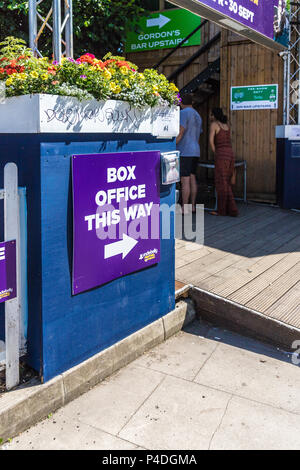 London. Juni 2018. Ein Blick auf ein Schild mit der Aufschrift "Amt für die underbelly Festival entlang der South Bank in London. Stockfoto