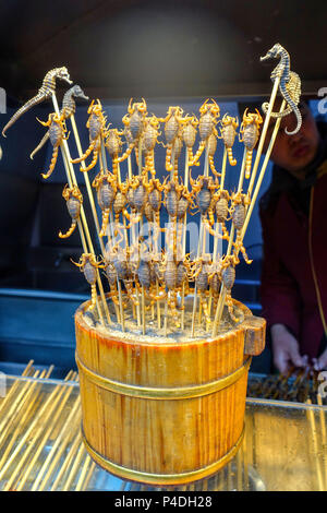 Peking, China - 11. MÄRZ 2016: gebratene Skorpione und Seepferdchen auf Wangfujing Snack Street in Peking, China Stockfoto