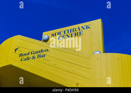 London. Juni 2018. Ein Blick auf die Southbank Centre Zeichen entlang der South Bank in London. Stockfoto