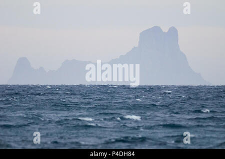 Blick auf Es Vedrá Insel Silhouette in einem windigen Tag mit rauer See von Formentera (Pityusic Inseln, Balearen, Spanien) Stockfoto