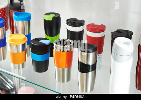 Thermo Becher in Schaufenster Stockfoto