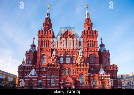 Staatlichen Historischen Museum auf dem Roten Platz, Blick von Manezhnaya Quadrat Stockfoto