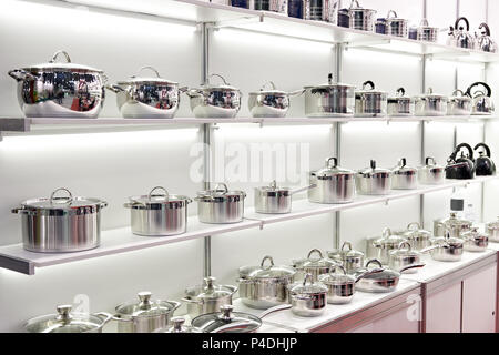 Edelstahl Pfannen zum Kochen auf Regalen in den Store Stockfoto