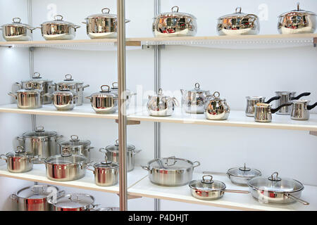 Edelstahl Pfannen zum Kochen auf Regalen in den Store Stockfoto