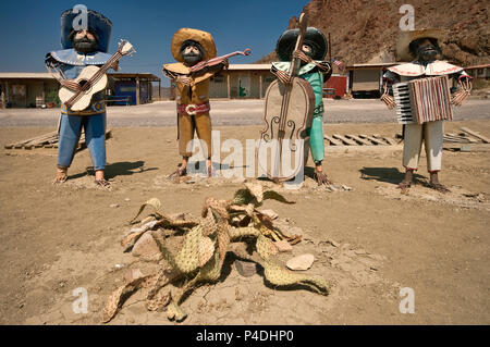 Metall Figuren der Mariachi Musiker ein Ständchen über tote Kaktus in Chihuahuan Wüste am hohen Mittag, Study Butte in der Nähe von Big Bend National Park, Texas, USA Stockfoto