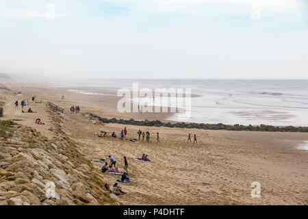 Die Menschen genießen den windigen Sommer Tag am Strand an der Atlantikküste Frankreichs in der Nähe von Lacanau-Ocean, Bordeaux, Frankreich Stockfoto