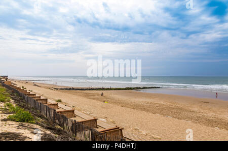 Ocean Beach an der Atlantikküste Frankreichs in der Nähe von Lacanau-Ocean, Bordeaux, Frankreich. Windig und bewölkt Sommer Tag Stockfoto