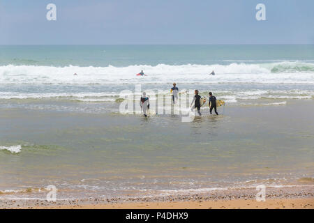 BORDEAUX, Frankreich - 13. Juni, 2017: Unbekannter surfer Spaziergang am Strand der Atlantikküste Frankreichs in der Nähe von Lacanau-Ocean, Bordeaux, Frankreich Stockfoto