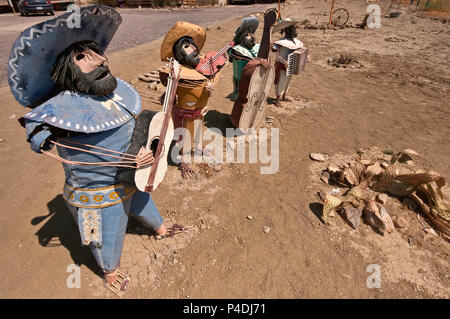 Metall Figuren der Mariachi Musiker ein Ständchen über tote Kaktus in Chihuahuan Wüste am hohen Mittag, Study Butte in der Nähe von Big Bend National Park, Texas, USA Stockfoto