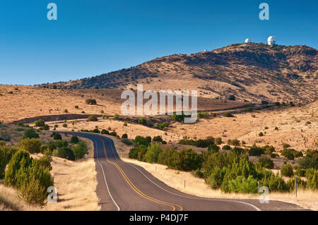 McDonald Observatory am Mount Locke in Davis Berge, von der Autobahn 118 gesehen, in der Nähe von Fort Davis, Texas, USA Stockfoto