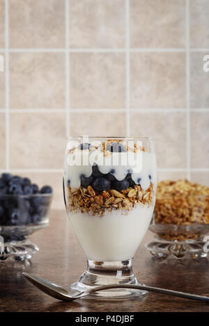 Blueberry Parfait mit Früchten und Müsli Stockfoto