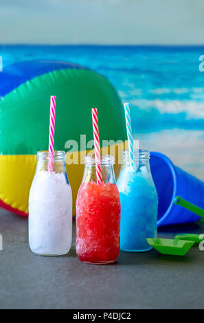 Helles Rot Weiß und Blau gefrorenen Getränke, Kinderfreundlich patriotischen Getränk für den 4. Juli Sommer Beach Partys, Stockfoto