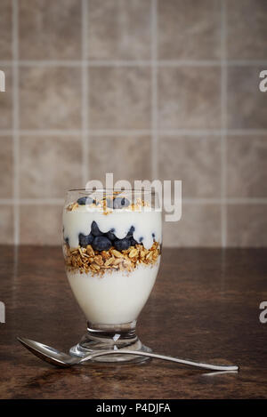 Closeup blueberry Parfait mit Löffel Stockfoto