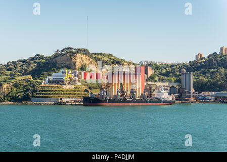 Lissabon, Portugal - 19. Mai 2017: Ölsaaten Industrieanlage in Lissabon, Portugal. Sovena Ölsaaten Portugal engagiert sich in der Raffination und Gewinnung von s Stockfoto