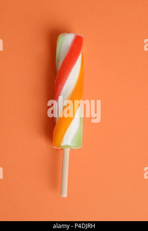Swirl popsicle auf orangefarbenen Papier Hintergrund Stockfoto