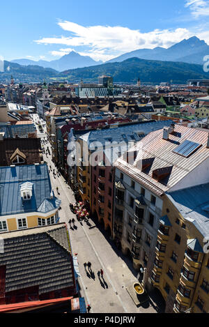 Schöne Aussicht vom Turm im Stadtzentrum von Innsbruck, Österreich Stockfoto