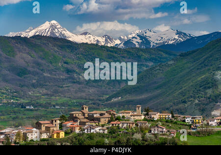 Gran Sasso d'Italia Gebirge, Stadt Santin, Ende April, zentralen Apenninen, Abruzzen, Italien Stockfoto