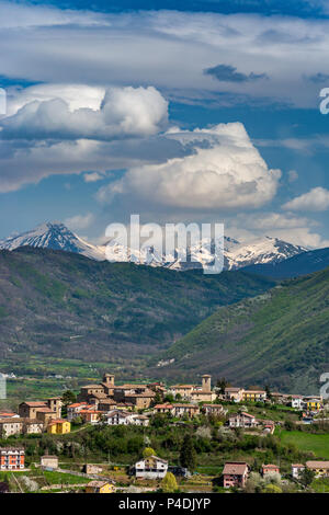 Gran Sasso d'Italia Gebirge, Stadt Santin, Ende April, zentralen Apenninen, Abruzzen, Italien Stockfoto