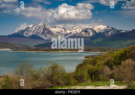 Gran Sasso d'Italia Bergkette über Lago di Compotosto, Gran Sasso-Laga National Park, in der Nähe der Ortschaft Capitagnano, Abruzzen, Italien Stockfoto