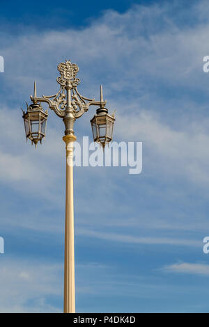 Verzierte Straßenlaterne an der Strandpromenade in Brighton, East Sussex, England, Großbritannien, in Porträtausrichtung. Stockfoto