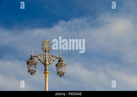 Kunstvolle Straßenlaterne an der Strandpromenade in Brighton, East Sussex, England, Großbritannien in Landschaftsausrichtung. Stockfoto