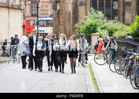 Studierende an der Universität Oxford tragen die traditionelle ub fusc" Kleider, die zwingend vorgeschrieben, wenn die Prüfungen sind. Nelken Kurs Jahr bezeichnen. Stockfoto