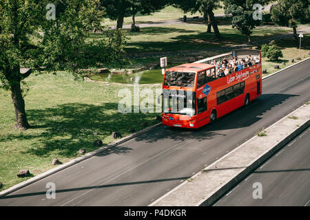 Lissabon, 18. Juni 2018: Ein roter Bus mit Touristen Attraktionen rund um die Stadt. Lissabon Sightseeing. Stockfoto