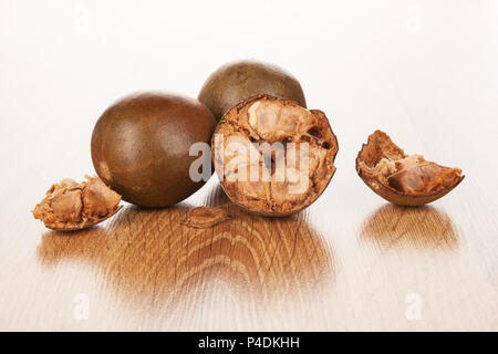 Luo Han Guo aka Mönch Obst natürlicher Süßstoff auf Holz- Hintergrund. Leistungsstarke beheben. Stockfoto