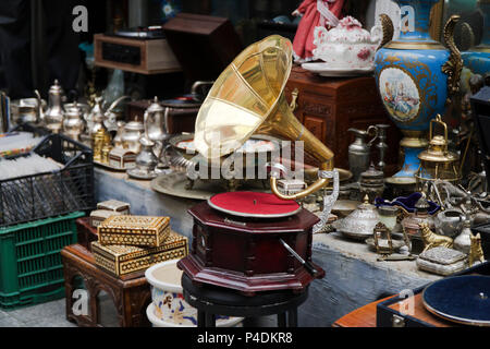 Ein altes Grammophon und andere antike Objekte Antiquitäten Markt in der Straße Stockfoto