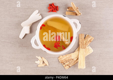 Andere Art der chinesischen Kräutermedizin für Klare Suppe auf grauem Hintergrund. Imunity Booster. Stockfoto