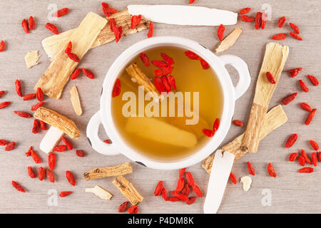 Andere Art der chinesischen Kräutermedizin für Klare Suppe auf grauem Hintergrund. Imunity Booster. Stockfoto
