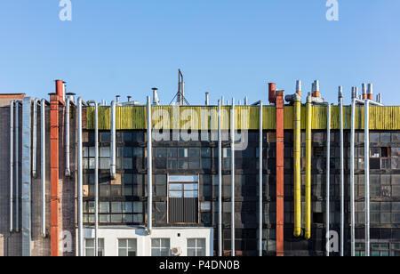 Fassade der industriellen Gebäude. Verschiedene Belüftungsrohre auf dem Dach Stockfoto