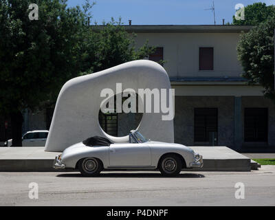 Pietrasanta Italien June 03, 2018: Porsche 356 Speedster Classic Spider vor der Skulptur (Myomu's dream Key) von Kan Yasuda in Pietrasanta Stockfoto